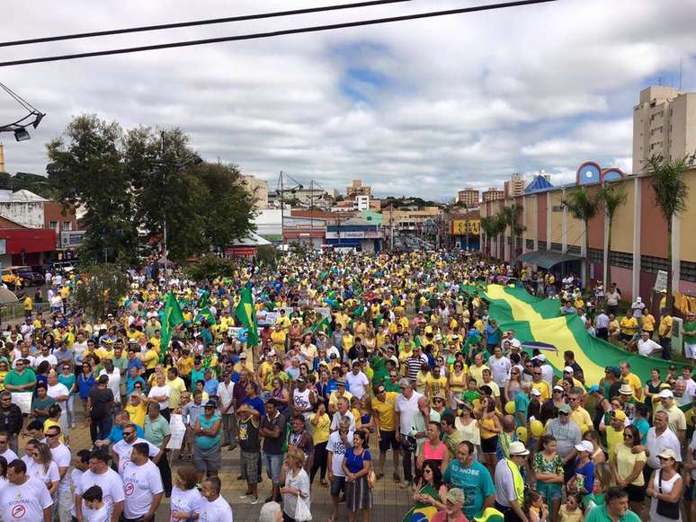 Manifestantes se concentram na manhã deste domingo (13) em São Carlos, São Paulo