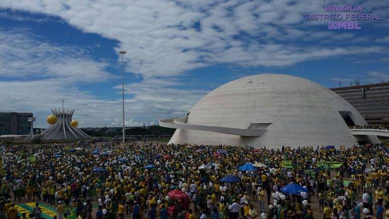 Manifestantes se concentram neste domingo (13) em Brasília, no Distrito Federal