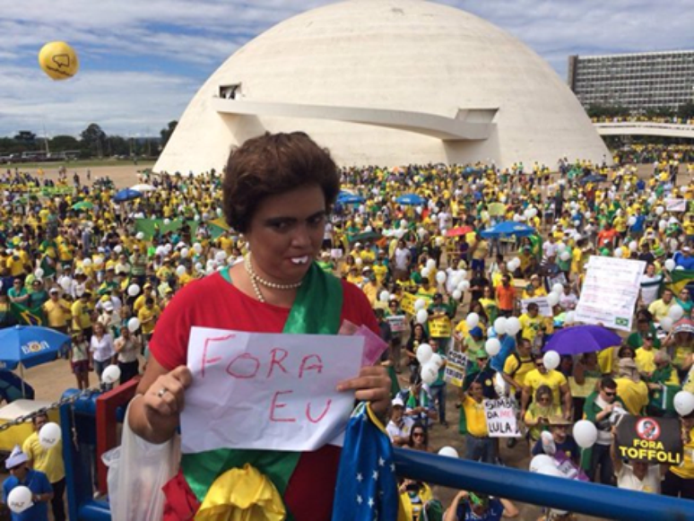 Boneco que representa a presidenta Dilma foi colocado junto aos manifestantes em Brasília, no Distrito Federal, neste domingo (13)