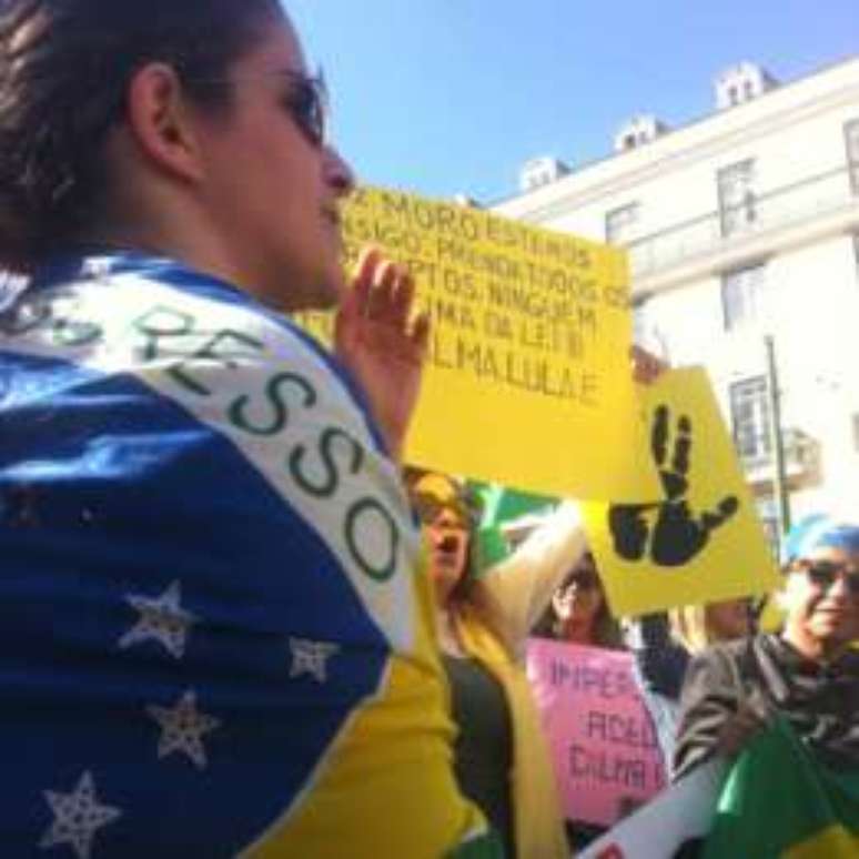 Em Lisboa, manifestantes exaltam o juíz Sérgio Moro