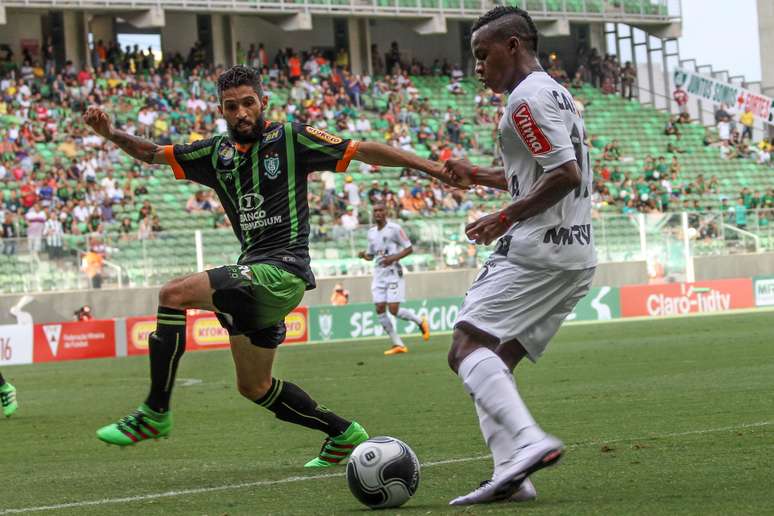 Cazares (D), jogador equatoriano do Atlético-MG, durante partida contra o América-MG, válida pela sétima rodada da primeira fase do Campeonato Mineiro 2016