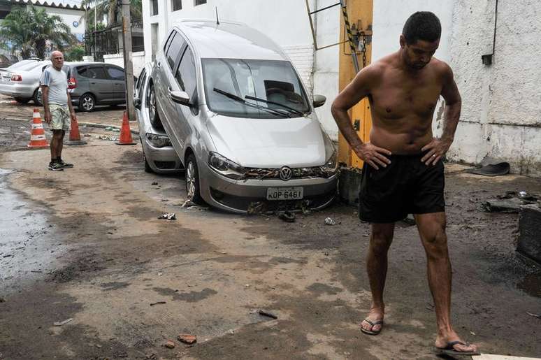 Carros empilhados pela correnteza de água na rua Jiquibá, na Praça da Bandeira, após o temporal na noite de sábado (12) que deixou a cidade em estágio de crise 