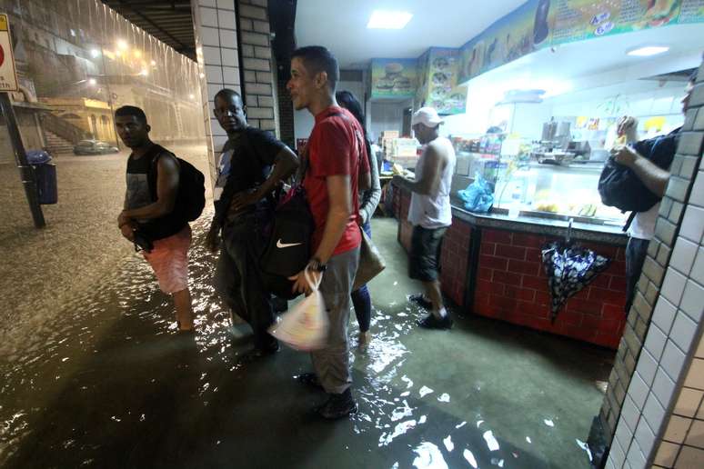 Chuva causa alagamento na Rua Sacadura, Gamboa, na cidade do Rio de Janeiro (RJ), neste sábado (12)