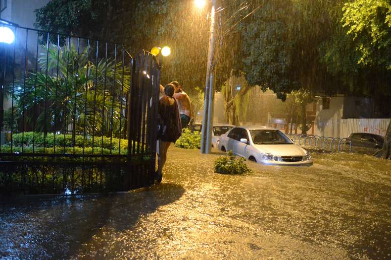 Chuva causa alagamento na Avenida Paula Souza no bairro do Maracanã, no Rio de Janeiro (RJ), neste sábado (12)