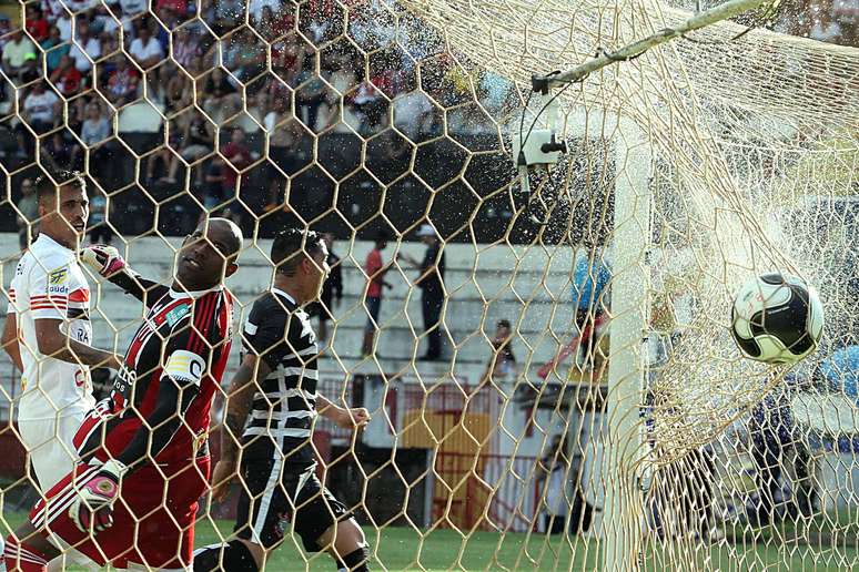 Momento em que Danilo, jogador do Corinthians, marca seu gol durante a partida contra o Botafogo-SP, válida pela nona rodada do Campeonato Paulista 2016