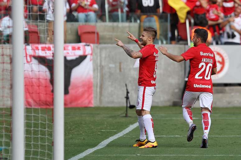 Eduardo Sasha (D), jogador do Internacional-RS, comemora seu gol durante partida contra o São Paulo-RS, válida pela nona rodada da primeira fase do Campeonato Gaúcho 2016