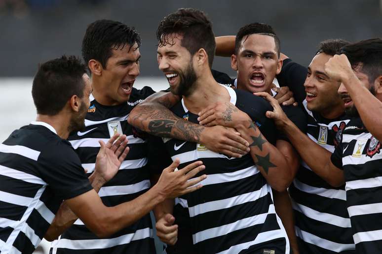 Felipe, jogador do Corinthians, comemora seu gol durante a partida contra o Botafogo-SP, válida pela nona rodada do Campeonato Paulista 2016