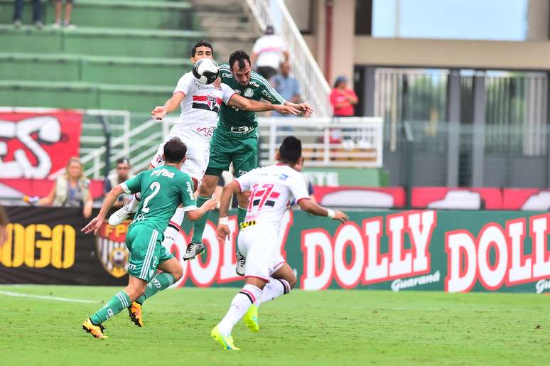 Edu Dracena, no alto, jogador do Palmeiras, e Alan Kardec, do São Paulo FC, durante partida válida pela nona rodada da primeira fase do Campeonato Paulista 2016.