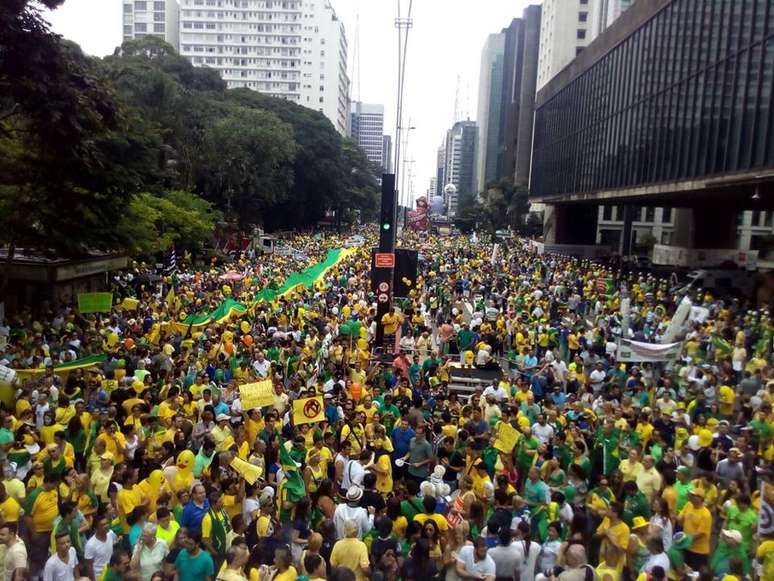 Milhares de pessoas se reuniram na avenida Paulista, em São Paulo, pedindo o impeachment da presidente Dilma