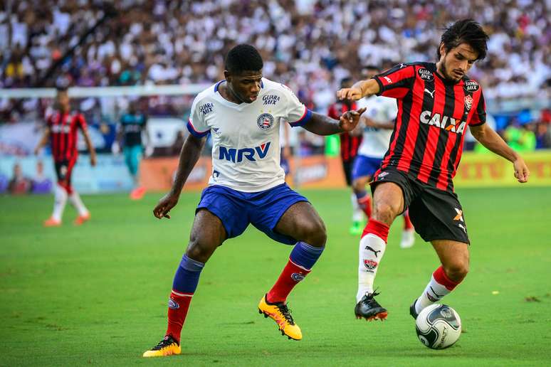 Tiago Real (D), jogador do Vitória, durante partida contra o Bahia, válida pela sexta rodada da primeira fase do Campeonato Baiano 2016
