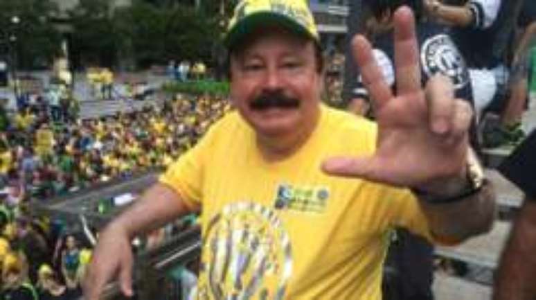 No carro do grupo Revoltados Online, se encontraram o ator Alexandre Frota(foto acima), a atriz Regina Duarte e o presidente do PRTB e ex-candidado &agrave; presid&ecirc;ncia Levy Fidelix (foto)