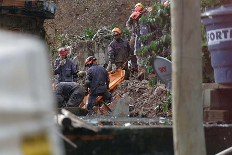 Bombeiros trabalham na área onde houve um desabamento causado pela chuva em Mairiporã