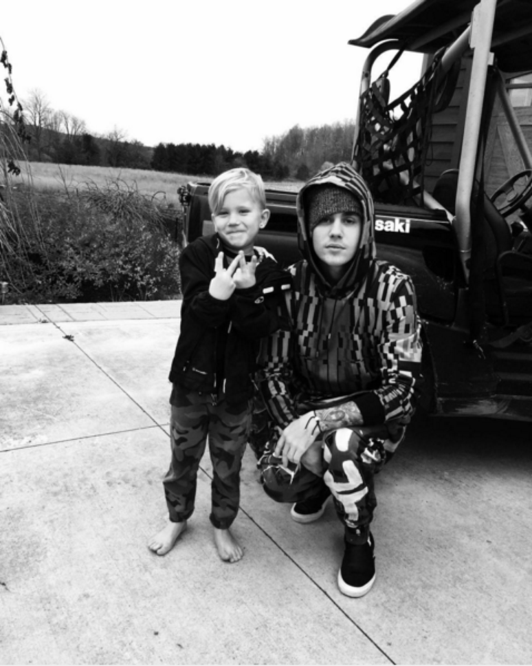 Seu irmão, Jaxon é figurinha carimbada em seu Instagram. O mini Justin, de 6 anos, adora imitar o irmão mais velho e chama atenção pela semelhança física