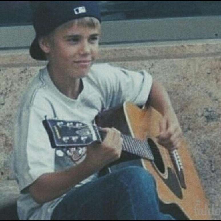 Justin Bieber foi descoberto em 2007 por Scooter Braun, um ex-executivo de marketing da So So Def Recordings, e por acidente. Após buscas na internet, ele achou imagens de Bieber cantando em frente ao Avon Theater