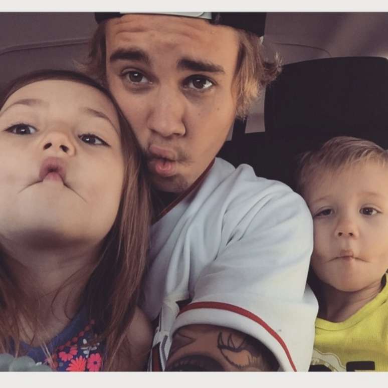 O cantor é visto com mulherões aqui e ali, mas gosta mesmo de postar fotos com os pais, irmão e amigos. Na foto, ele faz caras e bocas com o irmão Jaxon e a irmã Jazmyn