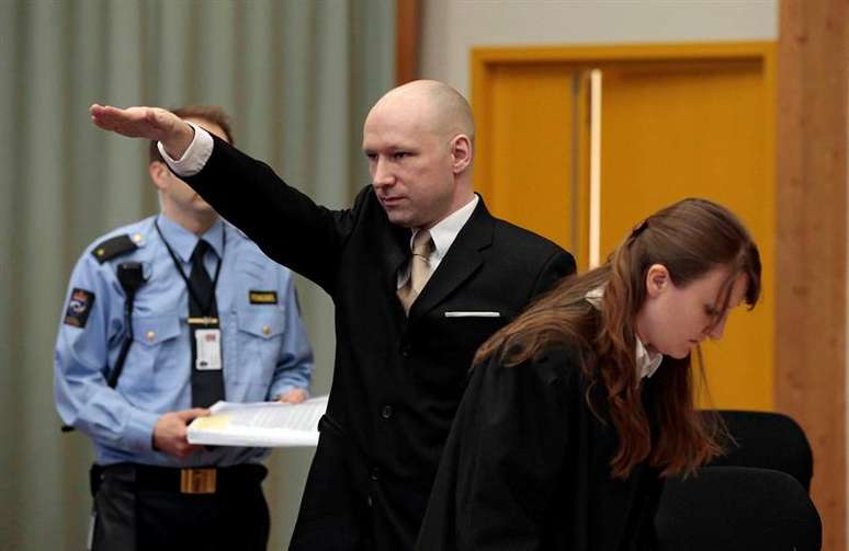 Anders Behring Breivik faz saudação nazista ao chegar a um tribunal 