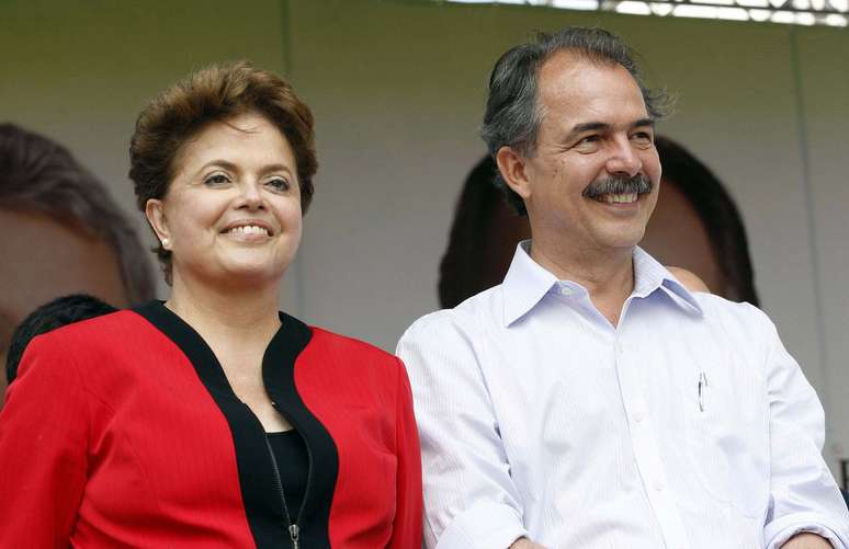 Delcídio acusou Mercadante e a presidente Dilma de tentar comprar silêncio de uma testemunha, obstruindo a justiça