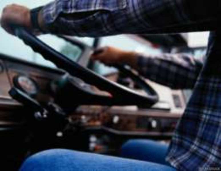 Tabagismo é o principal problema de motoristas de ônibus, caminhões e trens, segundo o estudo