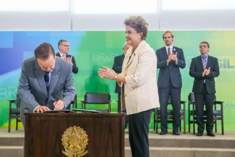 Dilma  aplaude  o  novo  ministro  da  SAC,  Mauro  Lopes,  que  assina  termo  de  posse 