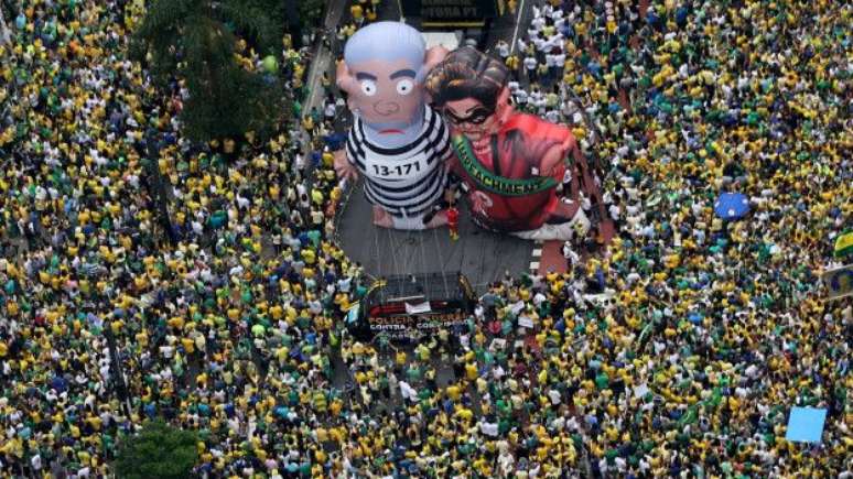 Em protestos recentes, bonecos ironizam Lula e Dilma na avenida Paulista, em São Paulo 