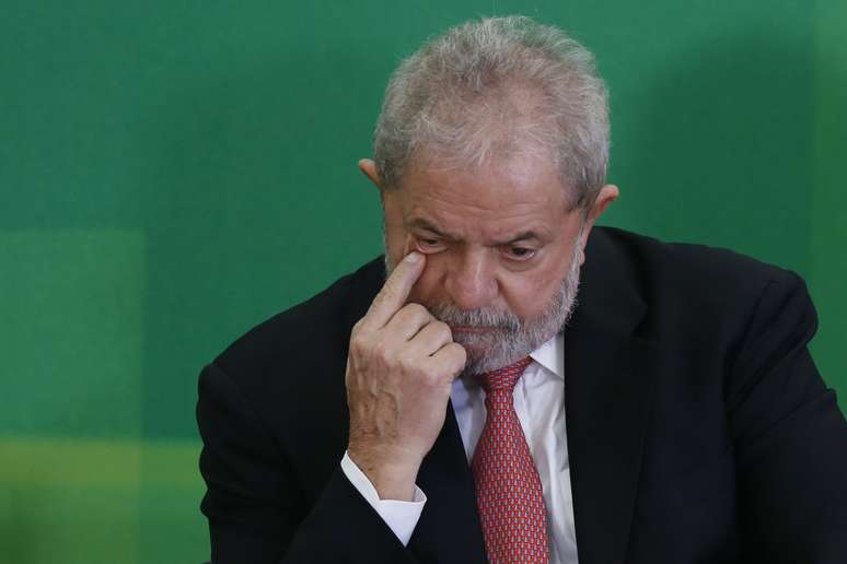 Lula foi denunciado por corrupção passiva e lavagem de dinheiro no caso do triplex no Guarujá; defesa do ex-presidente classifica acusação de 'espetáculo judicial e midiático'