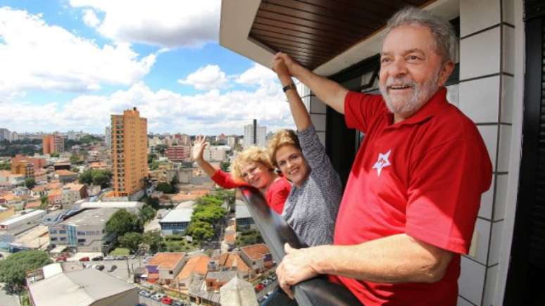 Lula e Dilma aparecem juntos no apartamento do ex-presidente em São Bernardo do Campo (SP) 