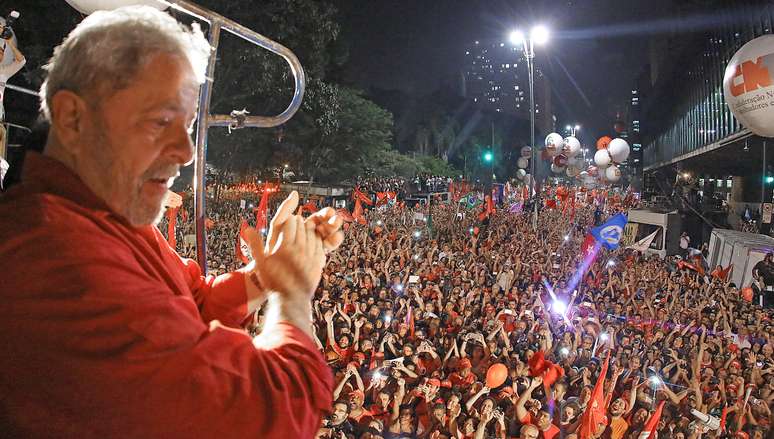 Lula lidera em todos os cenários