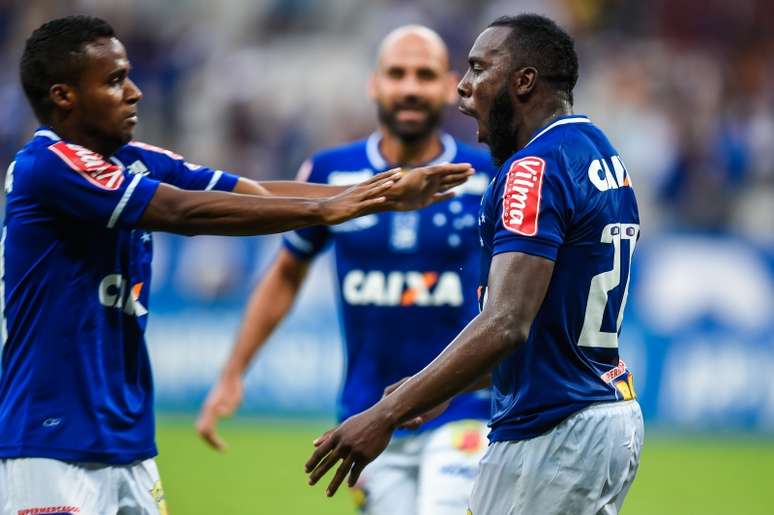 Jogadores do Cruzeiro comemoram um dos gols da vitória contra o Villa Nova, pelo Campeonato Mineiro