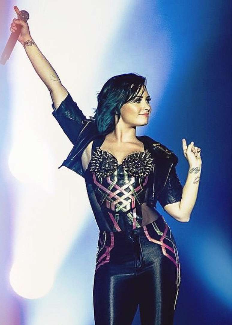 Em Demi Lovato, o azul fica mais escuro