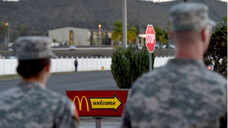 Na base, onde há até mesmo um McDonald's, trabalham 5.394 pessoas, entre civis e militares