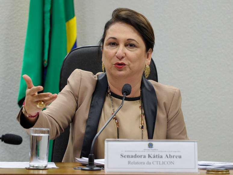 Sob pressão, Kátia Abreu pode migrar para o PSD caso decida permanecer no ministério da Agricultura