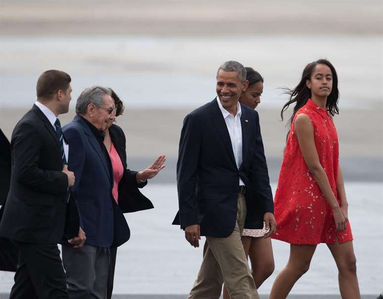O presidente de Cuba, Raúl Castro, leva o presidente de Estados Unidos, Barack Obama e sua família ao aeroporto