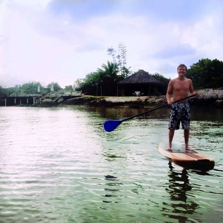 O artista aproveitou para praticar stand up paddle nas praias de Florianópolis, em Santa Catarina, antes de agitar o público no Devassa On Stage, na praia de Jurerê