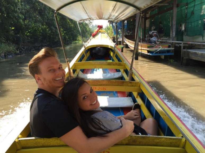 Pouco depois de voltarem de Orlando, Teló e Thais seguiram viagem para Tailândia, na Ásia. Na foto, os dois mostram a visita que fizeram ao mercado flutuante Damnoen Saduak, o mais famoso da região