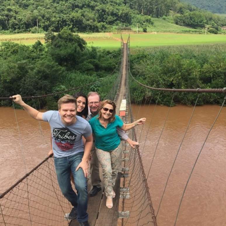 Logo depois da viagem ao exterior, Teló levou Thais para conhecer um pouco mais sobre o lugar onde seus pais nasceram e cresceram, a chamada Barra do Zeferino, no Rio Grande do Sul