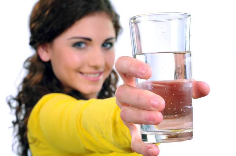 Beber bastante água mantêm os níveis corretos dos minerais que, além de estimularem a salivação, ajudam na limpeza de toda a boca e dentes