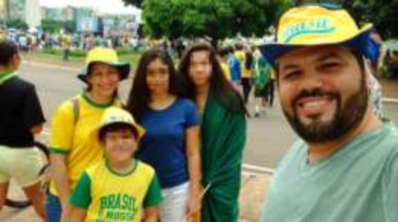 O analista de sistemas Roberto Cabral e sua família em protesto contra o governo em Brasília