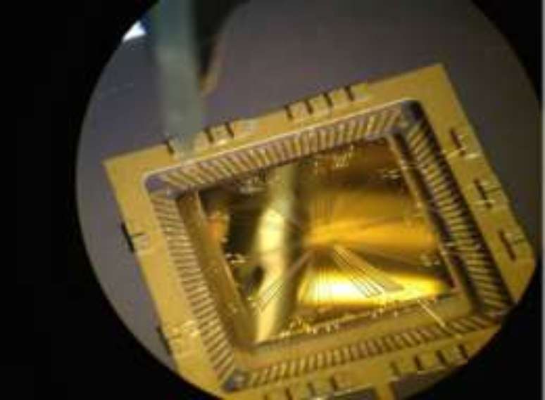 A foto mostra um chip desenvolvido pela cientista como parte de uma pesquisa sobre o desenvolvimento de computação quântica com íons (Foto: Diana Prado Lops Aude Craik/Universidade de Oxford)