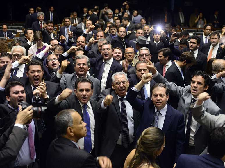 Tenso: deputados favoráveis ao impeachment de Dilma se manifestam na Câmara
