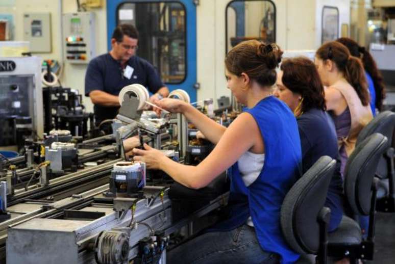  As vendas reais caíram 1,9% e as horas trabalhadas -1%. Já o Nível de Utilização da Capacidade Instalada (Nuci) cresceu 0,2 ponto percentual.