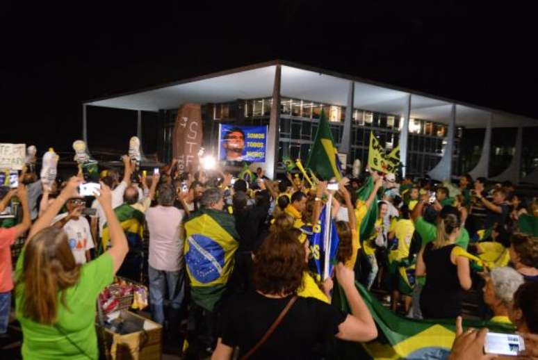 Manifestantes contrários ao governo fazem ato em frente ao Supremo Tribunal Federal 