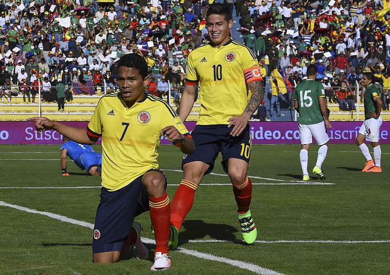 Carlos Bacca comemora seu gol contra a Bolívia
