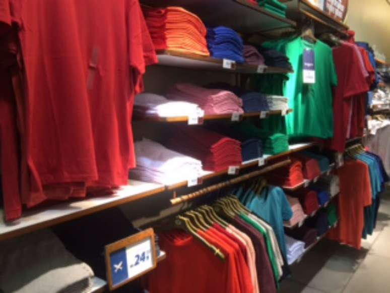 Roupas vermelhas encalham nos estoques em meio &agrave; agita&ccedil;&atilde;o pol&iacute;tica