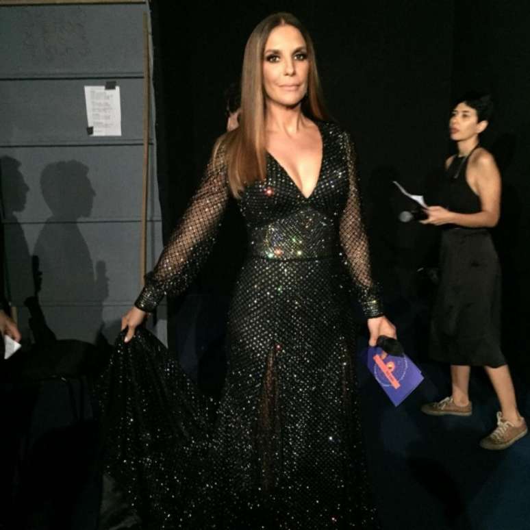 Como apresentadora do Prêmio Multishow 2015, Ivete ‘divou’ com um longo preto, cravejado de cristais Swarovski