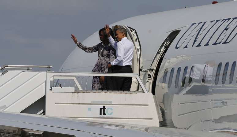 Michelle e Obama acenam em despedida de Buenos Aires