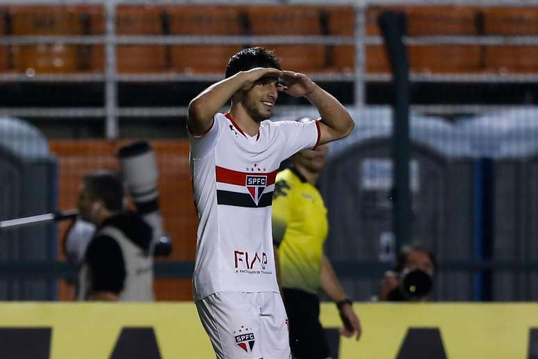 Calleri comemora fim de jejum nos últimos minutos