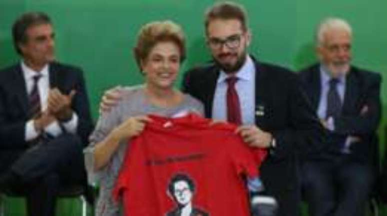 Expectativa da oposição é que Dilma se defenda e comissão especial de impeachment vote parecer até meados de abril