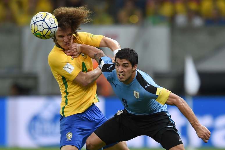 David Luiz e Luis Suarez disputam lance na partida entre Brasil e Uruguai pelas Eliminatórias da Copa de 2018