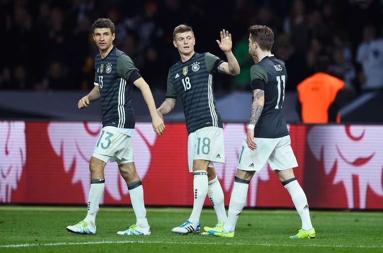 Toni Kroos (c) celebra o primeiro gol da Alemanha sobre a Inglaterra em amistoso