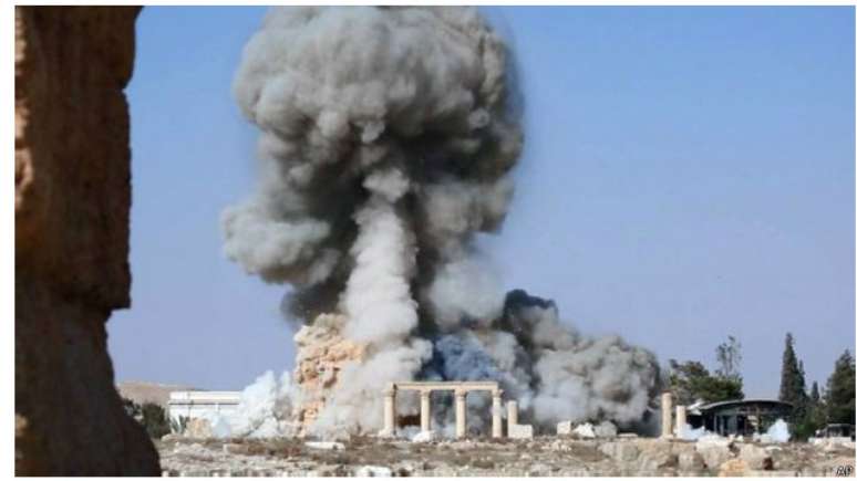 Imagem divulgada pelo Estado Isl&acirc;mico mostra fuma&ccedil;a saindo do templo de Baal-Shamin, monumento da &eacute;poca romana